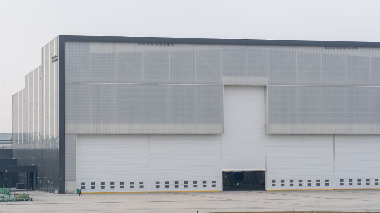 Almacén industrial moderno con portones de carga